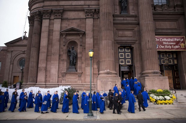 Membros do coral chegam à Basílica de São Pedro e São Paulo na Filadélfia, que irá receber uma missa com o Papa Francisco neste sábado (26) (Foto: Drew Angerer/Getty Images/AFP)