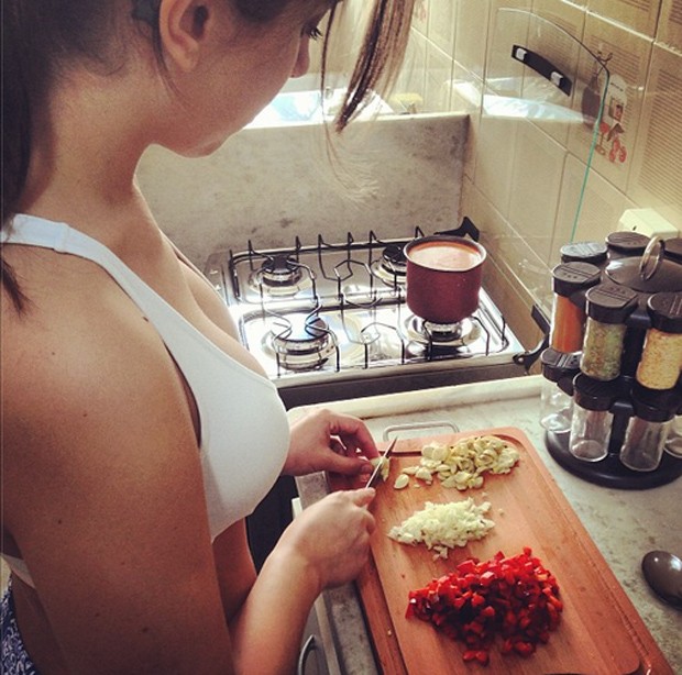 Andressa cozinha (Foto: Instagram/ Reprodução) Andressa cozinha (Foto: Instagram/ Reprodução)