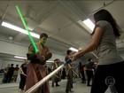 Fãs de Star Wars fazem aula de combate com sabres de luz