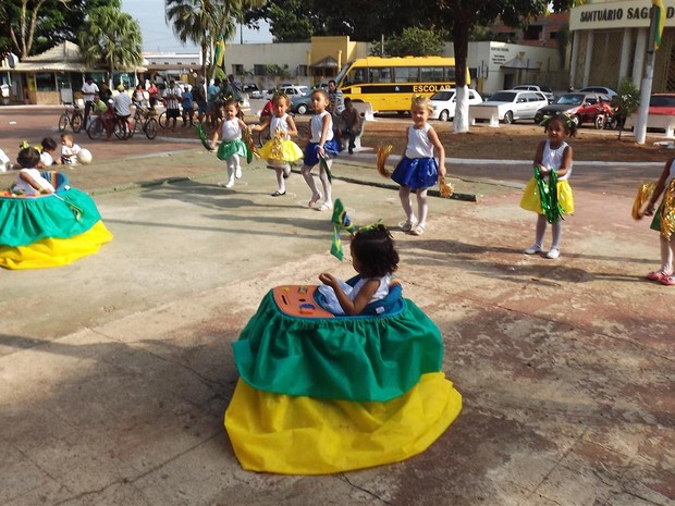 Alunos do Colégio Meu Castelinho coreografaram a música Aquarela do Brasil em Araguaína (Foto: Abdon Barbosa/SEMED Araguaína) Alunos do Colégio Meu Castelinho coreografaram a música Aquarela do Brasil em Araguaína (Foto: Abdon Barbosa/SEMED Araguaína)