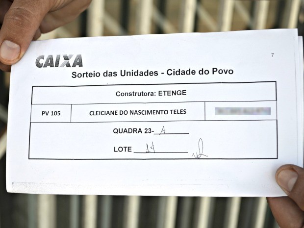 Bruno Moreira, esposo de Cleiciane, mostra o documento que apontava a localização da casa na Cidade do Povo (Foto: Tácita Muniz/G1)
