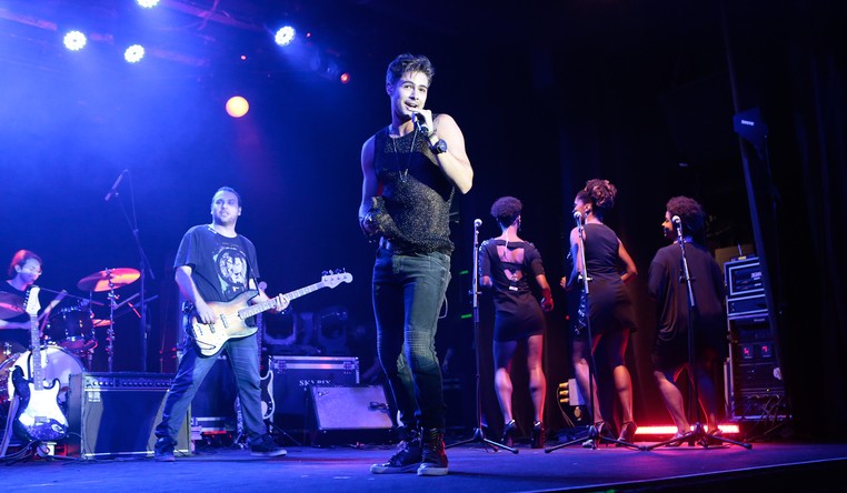 Na pele de Léo Régis, ele sensualiza durante a apresentação de seu personagem no evento de lançamento (Foto: Felipe Monteiro/ Gshow)