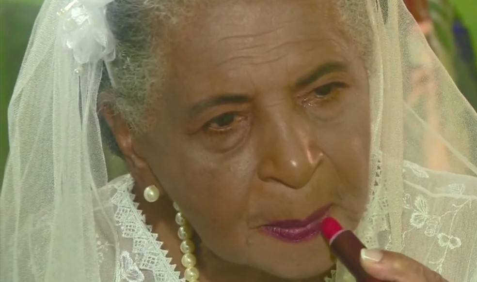 Noiva de 80 anos dá os últimos retoques na maquiagem antes de entrar na igreja em Fortaleza de Minas (MG) (Foto: Reprodução EPTV)