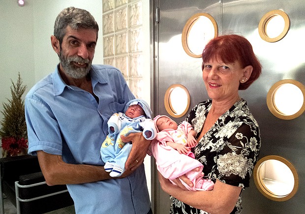 Antônia e José posam com os filhos Sofia e Roberto em um hospital de Santos, SP (Foto: Jonatas Oliveira/G1)