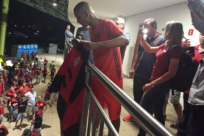 Jorge recebe carinho da torcida do Flamengo em Cariacica (Foto: Fred Gomes/ GloboEsporte.com) Jorge recebe carinho da torcida do Flamengo em Cariacica (Foto: Fred Gomes/ GloboEsporte.com)