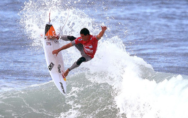 Adriano de Souza surfe Mineirinho Rio Pro (Foto: EFE)