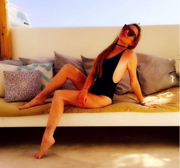 Lindsay Lohan usa maiô bem cavado em tarde de sol (Foto: Reprodução do Instagram)
