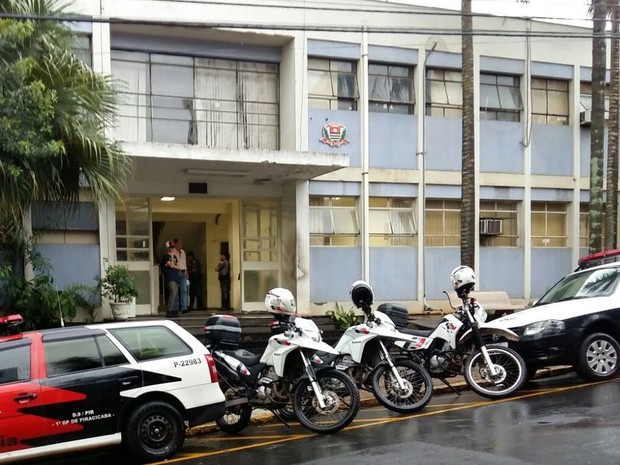 Adolescentes foragidos da Fundação Casa foram levados ao Plantão Policial de Piracicaba (Foto: Laila Braghero/G1)