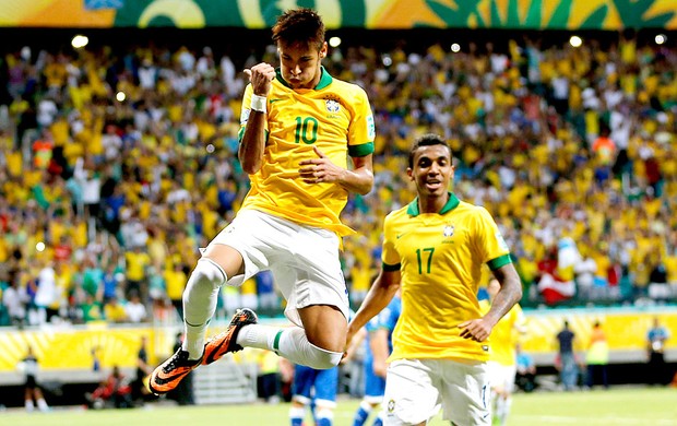 Neymar gol Brasil Itália em Salvador (Foto: AP)