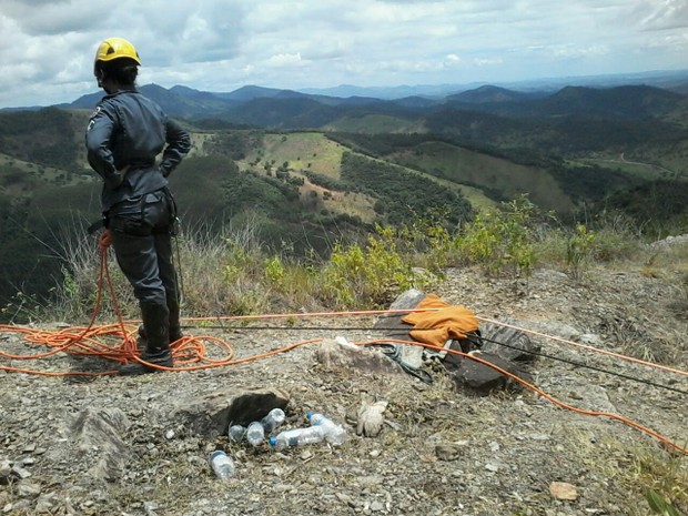 Bombeiros fizeram resgate do corpo do chaveiro, na Serra da Viúva, com técnicas de rapel (Foto: Davidson Fortunato/Inter TV dos Vales)