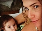 Deborah Secco posa com a filha, Maria Flor: 'Fazendo bico pra câmera'