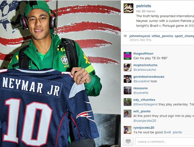 Neymar posa  com a camisa dos Patriots (Foto: Reprodução/Instagram)