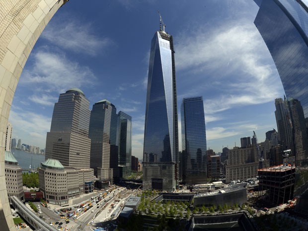 A antena do One World Trade Center é instalada no One World Trade Center (Foto: Timothy A. Clary/AFP Photo)