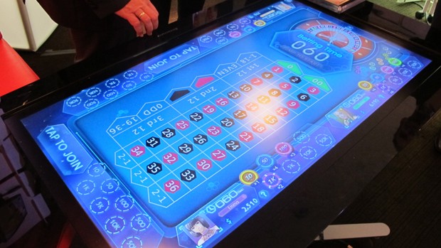 Mesa para jogos em bares foi exposta pela Lenovo (Foto: Daniela Braun/G1)