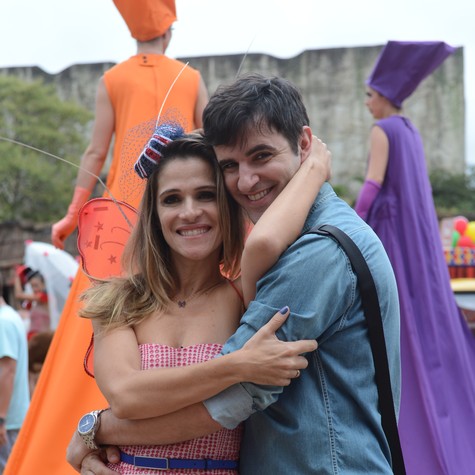 Tina (Ingrid Guimarães) e Vitinho (Rodrigo Lopez) (Foto: TV Globo)