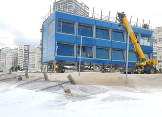 Grades de proteção dos estúdios de TV em Copacabana foram derrubadas pelas ondas (Foto: Reprodução / Facebook)