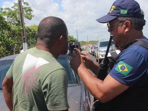 PRF faz fiscalização na cidade de Luis Correia, litoral do Piauí (Foto: Ellyo Texeira / G1)