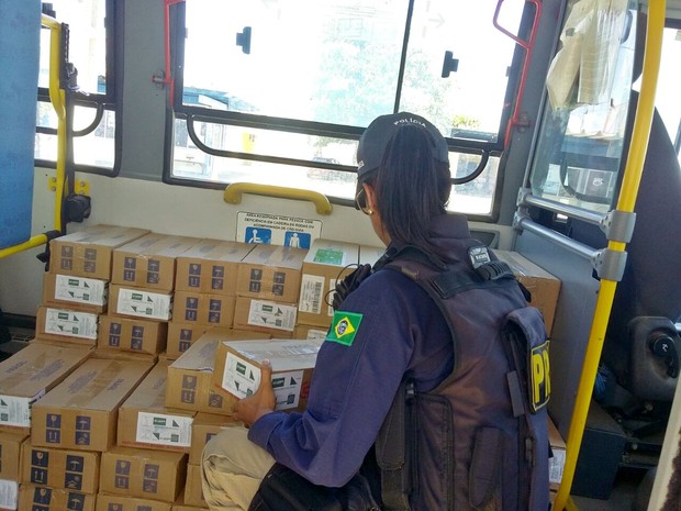Coletivo estava transportando pessoas e uma carga de medicamentos para Junco de Seridó (Foto: Jeanne Barreto/PRF)