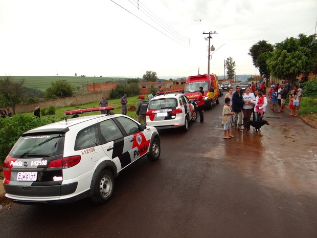 Rua onde o menino mora ficou sem energia por mais de uma hora (Foto: Luiz Fernando/ Jornal Acontece) Rua onde o menino mora ficou sem energia por mais de uma hora (Foto: Luiz Fernando/ Jornal Acontece)