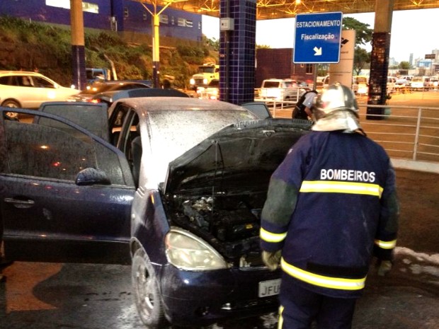 Segundo os bombeiros, pane no sistema elétrico do carro provocou o incidente (Foto: Caio Vasques / RPC TV)