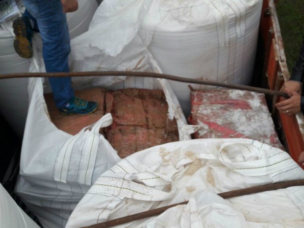 Droga estava escondido em meio a uma carga de arroz que seguiria para o interior de Minas Gerais (Foto: Receita Federal / Divulgação)