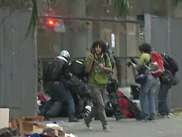 Policiais retiram estudantes do Centro Paula Souza (Foto: Reprodução/TV Globo)