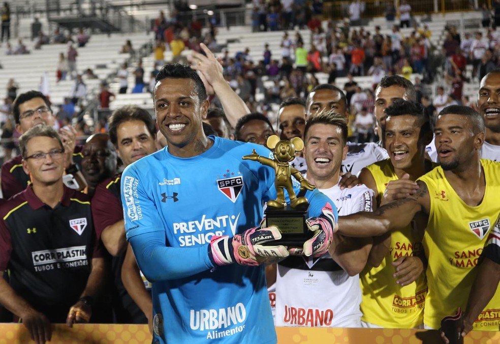 Sidão recebeu troféu de melhor jogador do Torneio da Flórida, em janeiro (Foto: Rubens Chiri / saopaulofc.net)