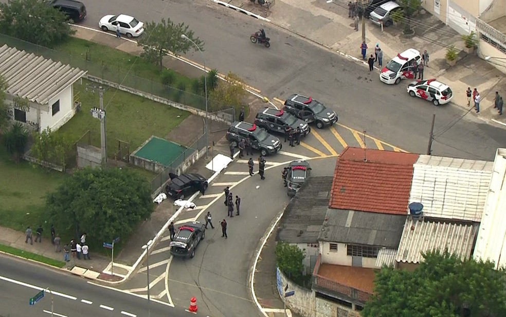 Policiais da Rota abordaram carro com suspeitos e houve troca de tiros na região de Aricanduva (Foto: TV Globo/Reprodução)