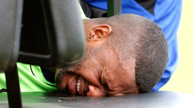 Felipe machucado treino Flamengo (Foto: Ivo Gonzalez / Agência O Globo)