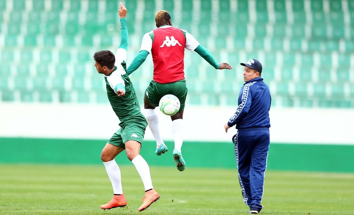 Jhon Obregon e Evaristo Piza treino Guarani (Foto: Marcos Ribolli)