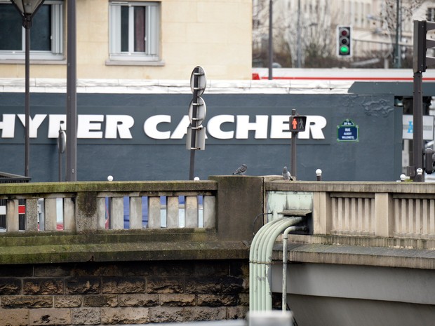 Fachada do supermercado kosher em Saint-Mande, perto de Porte de Vincennes, leste de Paris, onde pelo menos uma pessoa ficou ferida quando um atirador abriu fogo dentro da loja e fez pelo menos cinco pessoas reféns (Foto: Eric Feferberg/AFP) Fachada do supermercado kosher em Saint-Mande, perto de Porte de Vincennes, leste de Paris, onde pelo menos uma pessoa ficou ferida quando um atirador abriu fogo dentro da loja e fez pelo menos cinco pessoas reféns (Foto: Eric Feferberg/AFP)