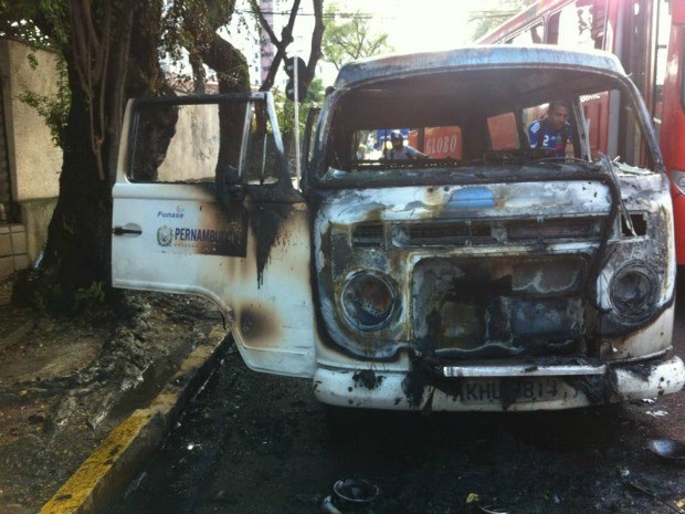 Kombi da Funase pega fogo no Parnamirim, Zona Norte do Recife. (Foto: Kety Marinho/TV Globo)