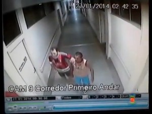 Câmeras de segurança flagram momento em que os presos fugiram do hospital (Foto: Reprodução / TV Paraíba)