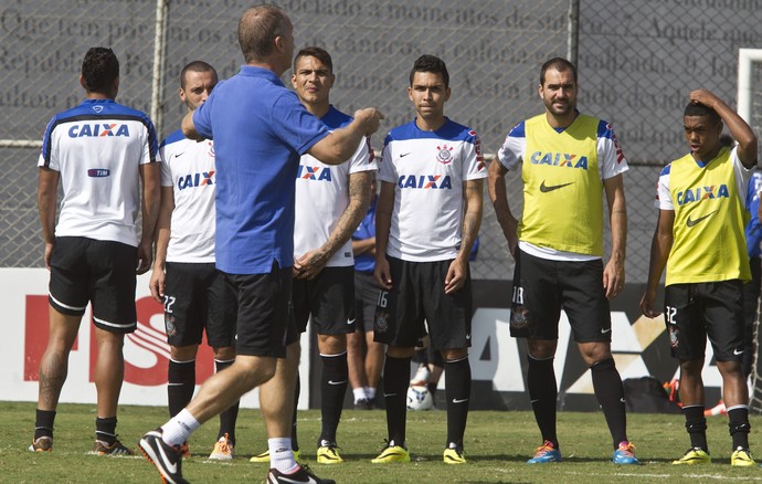 Mano Menezes orienta jogadores em treino do Corinthians (Foto: Daniel Augusto Jr / Agência Corinthians)
