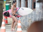 Dani Suzuki mostra boa forma de biquíni após surfar no Rio