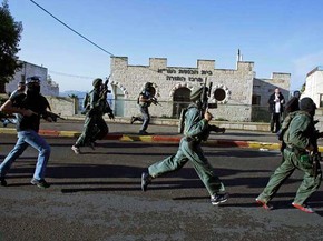 Pessoal de segurança israelense corre para sinagoga atacada por dois homens. (Foto: Ronen Zvulun / Reuters) Pessoal de segurança israelense corre para sinagoga atacada por dois homens. (Foto: Ronen Zvulun / Reuters)