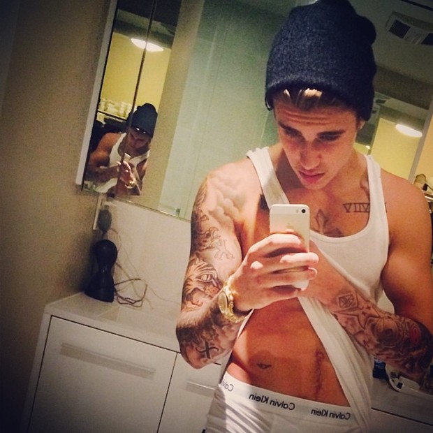 Justin Bieber mostra a cueca em selfie tirada no banheiro (Foto: Instagram/ Reprodução)