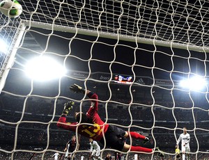 Raphael Varane marca gol na partida do Real Madrid contra o Barcelona (Foto: AFP)