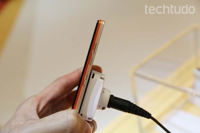 Vibe X2 da Lenovo conta com uma série de acessórios que podem ser acoplados a ele (Foto: Fabrício Vitorino/TechTudo) Vibe X2 da Lenovo conta com uma série de acessórios que podem ser acoplados a ele (Foto: Fabrício Vitorino/TechTudo)