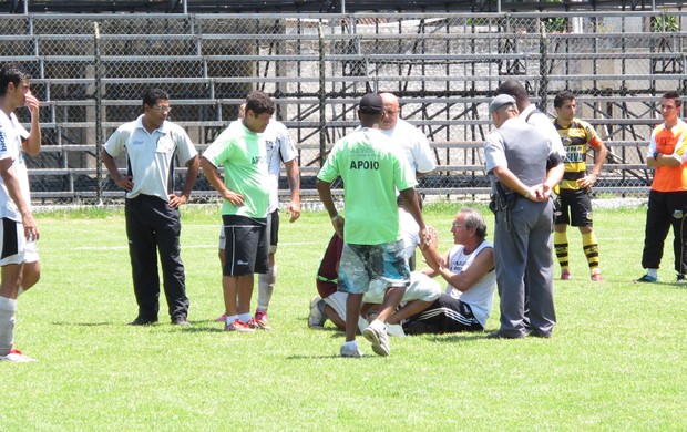 Diretor do São Vicente senta na marca do pênalti para evitar cobranç (Foto: Fúlvio Feola)