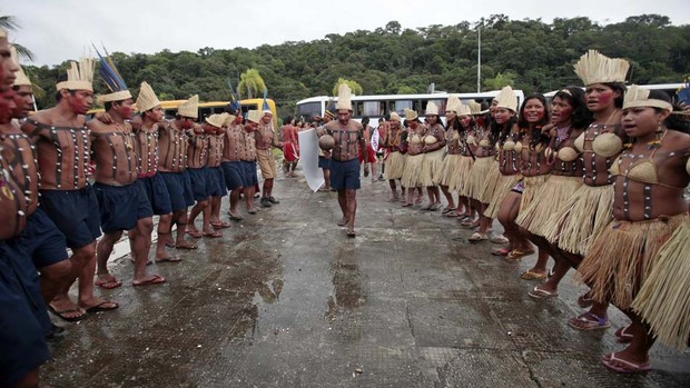 Índios dançam próximo ao Riocentro (Foto: Sergio Moraes/Reuters)