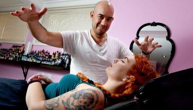 Christopher Phoenix promete reduzir - ou até mesmo acabar - com a dor na hora da tattoo