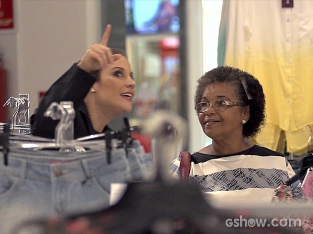 Atriz declama músicas de Sandy em loja de departamentos (Foto: Caldeirão do Huck/TV Globo)
