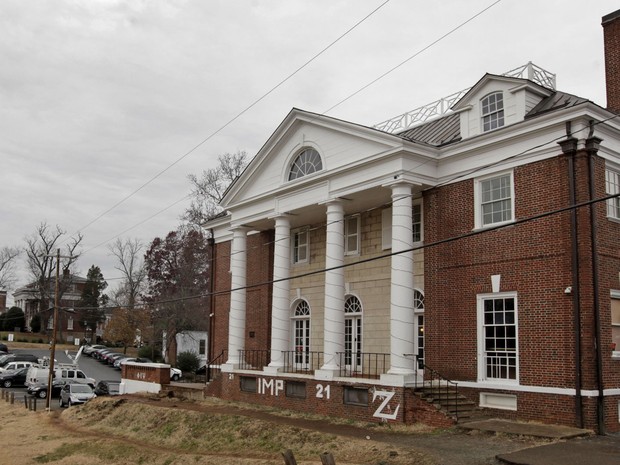 Foto de 5 de dezembro de 2014 da casa onde fica a fraternidade Phi Kappa Psi da Universidade de Virginia, no campus de Charlottesville (Foto: Jay Paul/Getty Images North America/AFP)