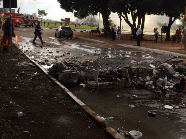 Lixo e entulho queimados por manifestantes em frente ao Ministério da Educação, em Brasília, durante ato contra o teto de gastos (Foto: MEC/Divulgação)
