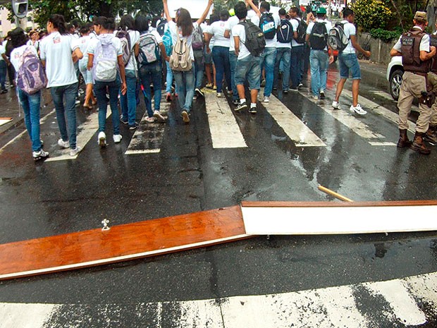 Protesto de estudantes no Rio Vermelho (Foto: Ivanildo Santos/ TV Bahia) Protesto de estudantes no Rio Vermelho (Foto: Ivanildo Santos/ TV Bahia)