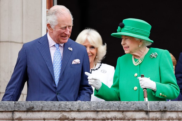 O príncipe Charles e a rainha Elizabeth II na sacada do Palácio de Buckingham após o Platinum Pageant em 5 de junho de 2022 em Londres, Inglaterra (Foto: Getty Images)
