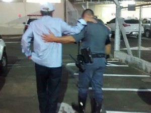Bispo foi detido com sinais de embriaguez em São Carlos (Foto: São Carlos Agora/Arquivo pessoal)