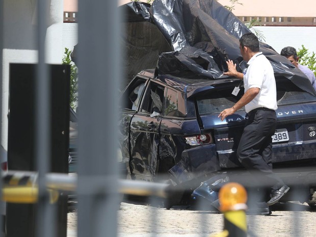 Pessoas cobre o carro da atriz Isis Valverde, de 26 anos, que envolveu-se em um acidente na madrugada desta sexta- feira (31) e foi internada no hospital Barra D'Or, na Barra da Tijuca, no Rio de Janeiro. (Foto: Xande Nolasco/Estadão Conteúdo)