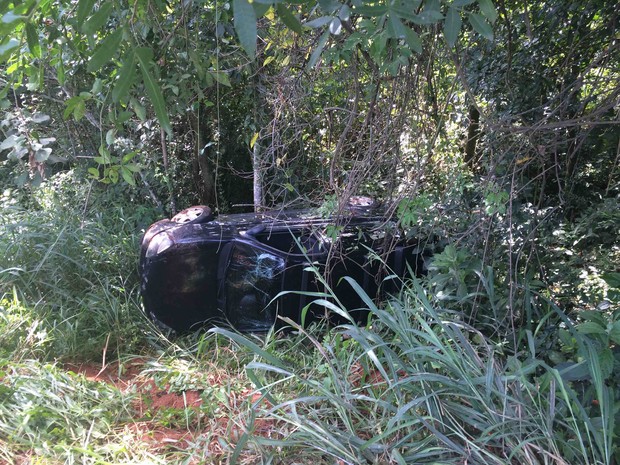 Carro desceu por sete metros antes de bater em árvores (Foto: Arquivo Pessoal/José Eurides )
